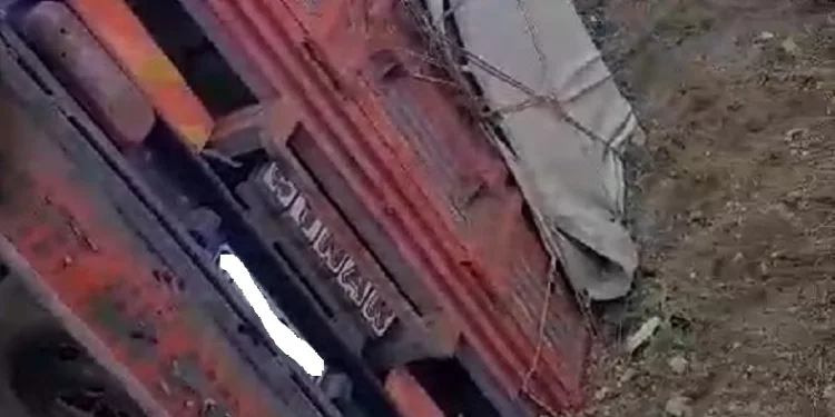 Lastiği patlayan kamyonet devrildi