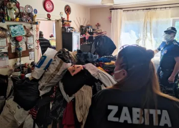 Evden 3 kamyon çöp çıkardılar