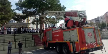 Topu kurtarmak için çıktığı ağaçta mahsur kaldı