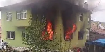 Alevler pencerelerden taştı, mahallede panik yaşandı