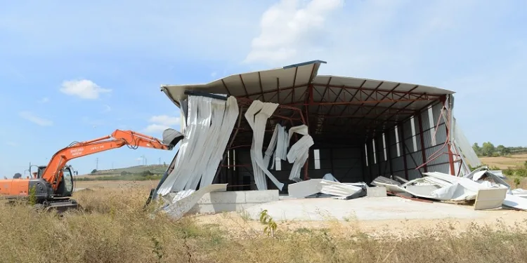 Bursa’da kırsal mahallelerdeki 3 kaçak yapı yıkıldı