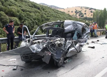Hafif ticari otomobil tıra arkadan çarptı