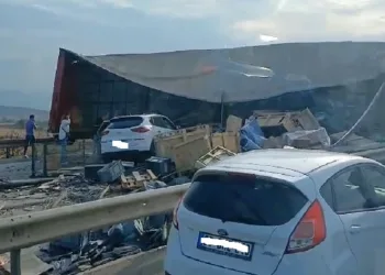 Bursa’da kaza yapan tırdaki malzemeler yolu kapattı