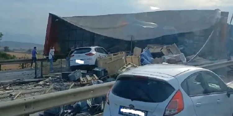 Bursa’da kaza yapan tırdaki malzemeler yolu kapattı