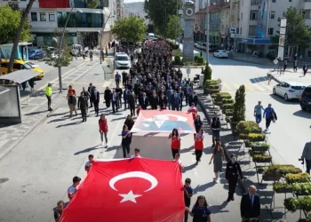 Yüzlerce vatandaş kahramanlar için yürüdü