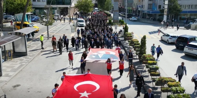 Yüzlerce vatandaş kahramanlar için yürüdü