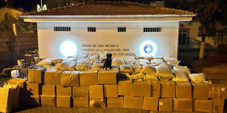 Kargo aracında 5 milyon TL’lik kaçak tütün ele geçirildi