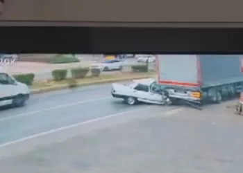 Otomobil park halindeki tıra ok gibi saplandı: 1 ölü