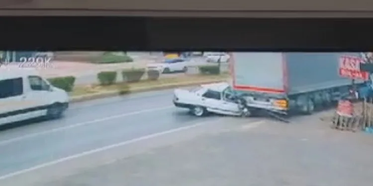 Otomobil park halindeki tıra ok gibi saplandı: 1 ölü