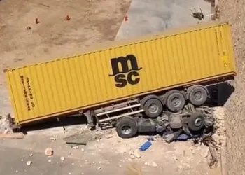 Bursa’da freni boşalan tır mobilya fabrikasının bahçesine uçtu