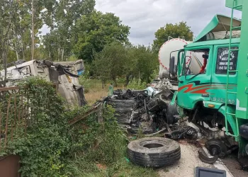 Kastamonu’da beton mikseri ile kamyon çarpıştı