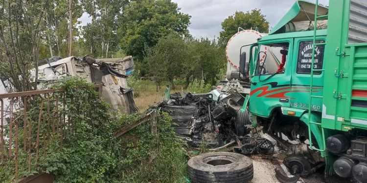 Kastamonu’da beton mikseri ile kamyon çarpıştı