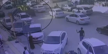 Park halindeki 4 araca çarpan iş makinesi operatörü, arkasına bakmadan kaçtı: O anlar kamerada