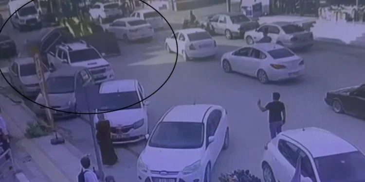 Park halindeki 4 araca çarpan iş makinesi operatörü, arkasına bakmadan kaçtı: O anlar kamerada