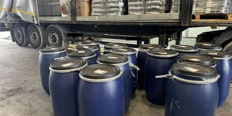 Sınırda 14 bin paket kaçak sigara plastik fıçılara konuldu