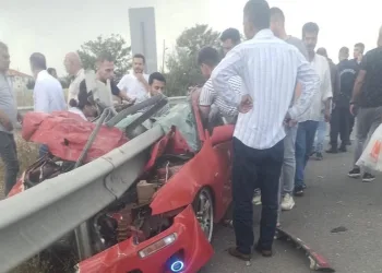 Ankara’da otomobil bariyerlere çarptı