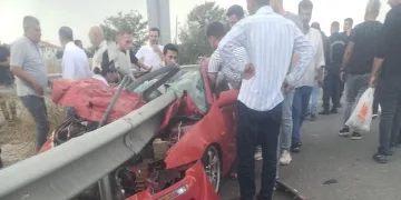 Ankara’da otomobil bariyerlere çarptı