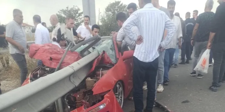 Ankara’da otomobil bariyerlere çarptı