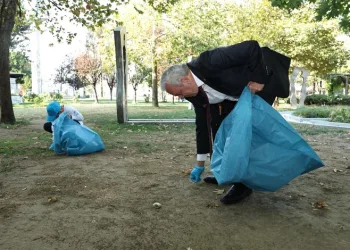 Eline çöp poşeti alan başkan, parkı köşe bucak temizledi
