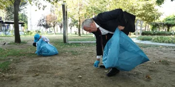 Eline çöp poşeti alan başkan, parkı köşe bucak temizledi