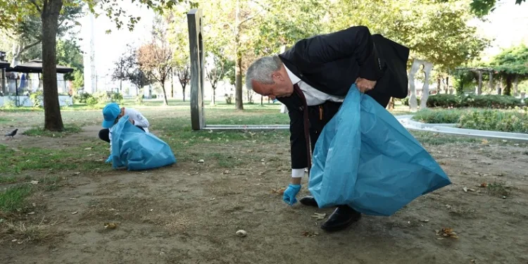 Eline çöp poşeti alan başkan, parkı köşe bucak temizledi