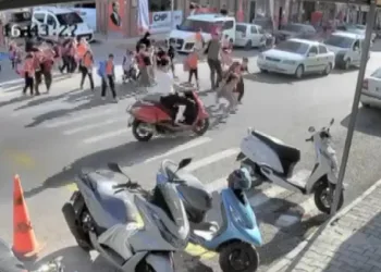 Okuldan çıkan çocuklara motosiklet çarptı