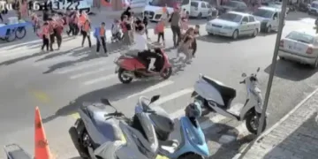 Okuldan çıkan çocuklara motosiklet çarptı