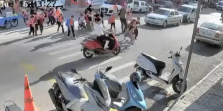 Okuldan çıkan çocuklara motosiklet çarptı