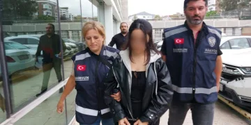 Genç kadın erkek arkadaşıyla kavga eden genci bıçakladı