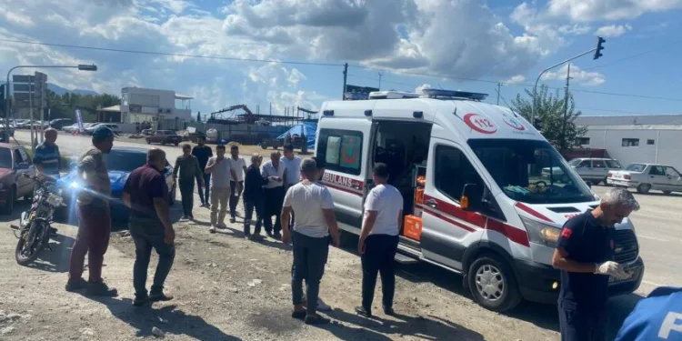 Hafif ticari araç ile otomobil çarpıştı: 2 yaralı