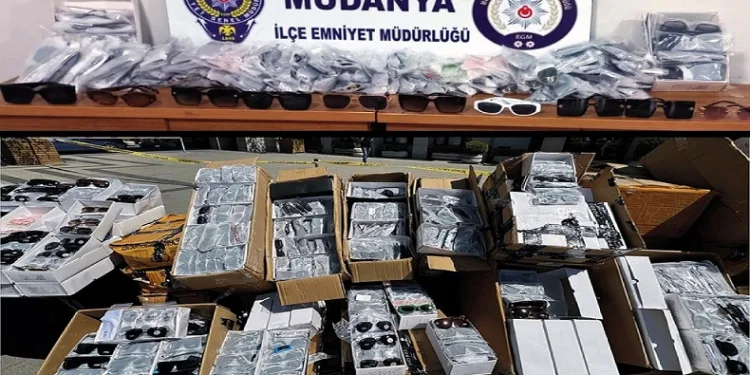 Bursa’da 200 bin lira değerinde kaçak gözlük ele geçirildi