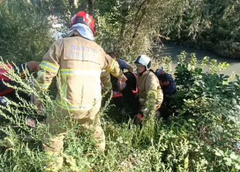 Irmağa atlayan 15 yaşındaki kızı belediye personeli kurtardı