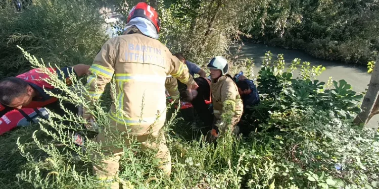Irmağa atlayan 15 yaşındaki kızı belediye personeli kurtardı