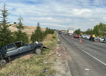 Uşak’ta iki otomobil çarpıştı: 2 ölü, 2 yaralı