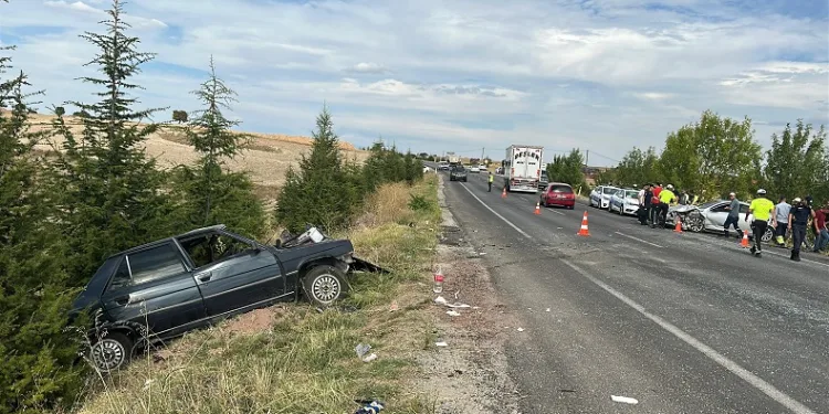 Uşak’ta iki otomobil çarpıştı: 2 ölü, 2 yaralı