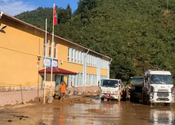 Selden zarar gören okullar temizleniyor