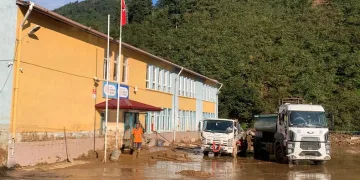 Selden zarar gören okullar temizleniyor