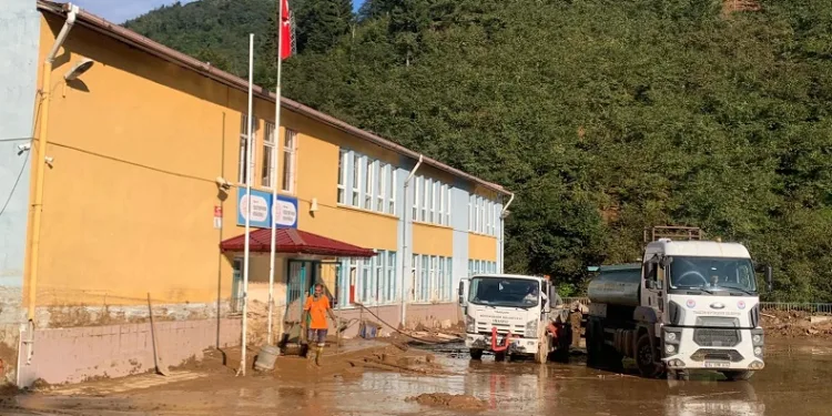 Selden zarar gören okullar temizleniyor