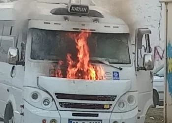 Park halindeki servis minibüsünde yangın çıktı