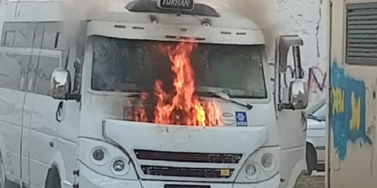 Park halindeki servis minibüsünde yangın çıktı