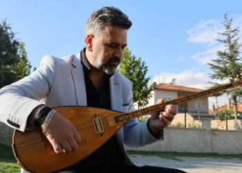Neşet Ertaş’ın çaldığı saza gözü gibi bakıyor