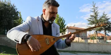Neşet Ertaş’ın çaldığı saza gözü gibi bakıyor