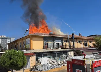 İş merkezinin çatısı alev alev yandı