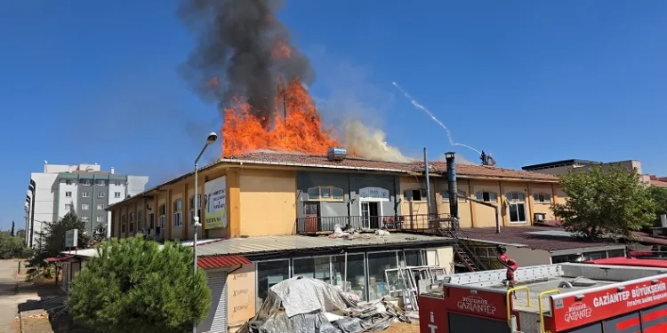 İş merkezinin çatısı alev alev yandı