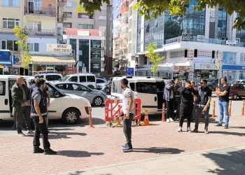 15 düzensiz göçmen ile 4 göçmen kaçakçısı gözaltına alındı