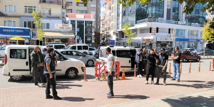 15 düzensiz göçmen ile 4 göçmen kaçakçısı gözaltına alındı