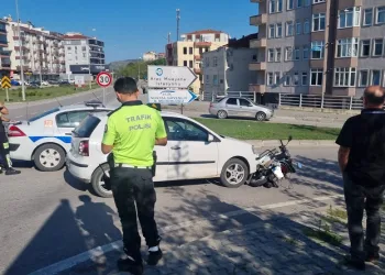 Otomobil motosiklete çarptı: 1 yaralı