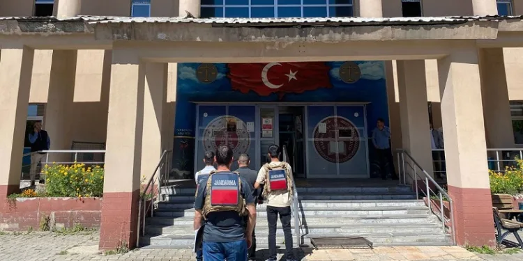 Hapis cezası bulunan 2 şahıs yakalandı
