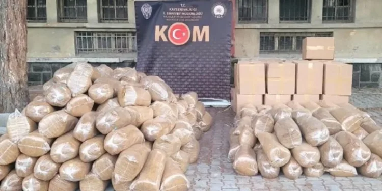 Kamyonetlerden 2 ton kaçak tütün çıktı