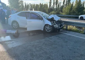 Otomobil ile traktör çarpıştı: 4 yaralı
